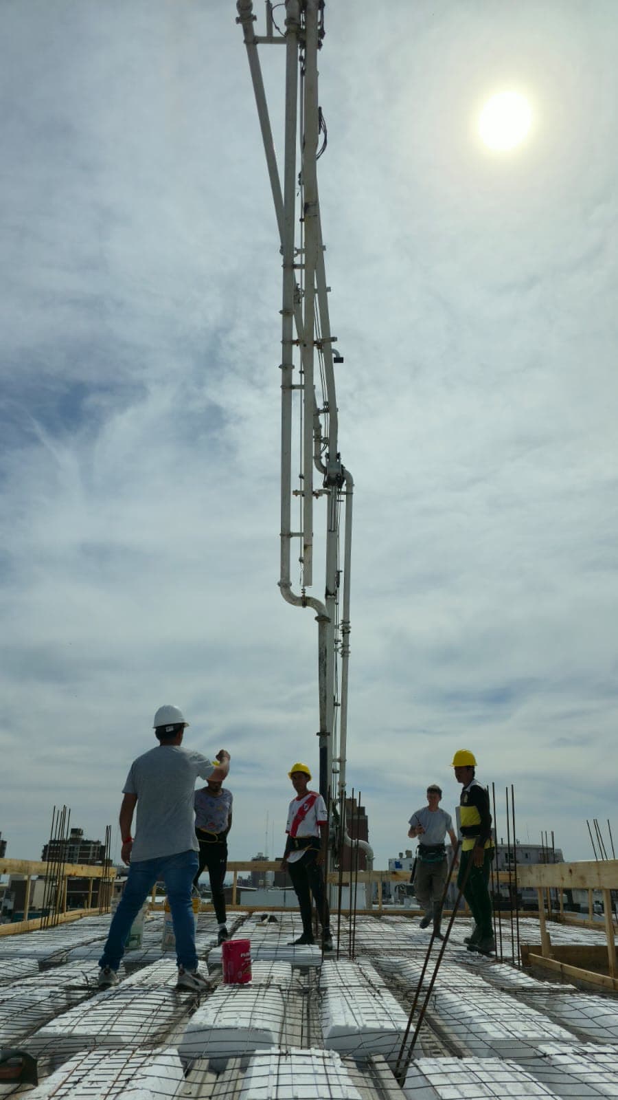 Trabajadores sobre la losa durante el hormigonado de la obra en la sede de la Mutual